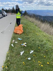Alex García, ATC LatinX Hikers Partnership Coordinator volunteering on a cleanup on Clingmans Dome Road. Image courtesy of Jerry and Darlene Willis.